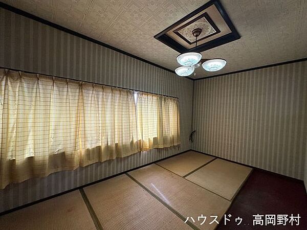 2階洋室　7.5帖やわらかな光が差し込む洋室。落ち着いた雰囲気で、ゆったりとした時間を過ごせます。