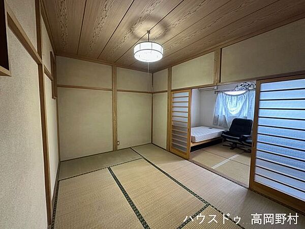 2階和室　6帖続き間として使える和室は、開放感のある広々とした空間に。来客時にも重宝します。
