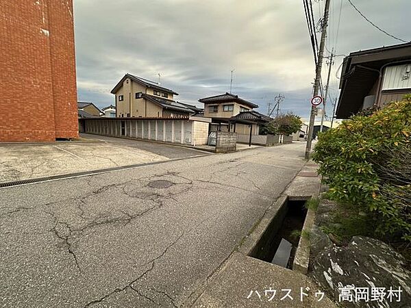 建築計画が立てやすく、車の出入りもしやすい道路条件。