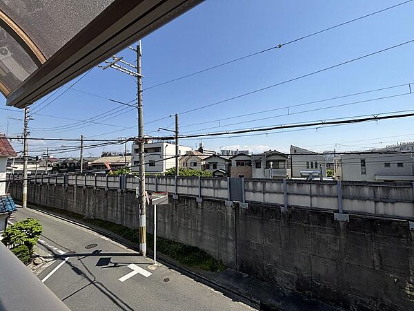 2階和室のベランダからの眺望。線路ですので開放的です。