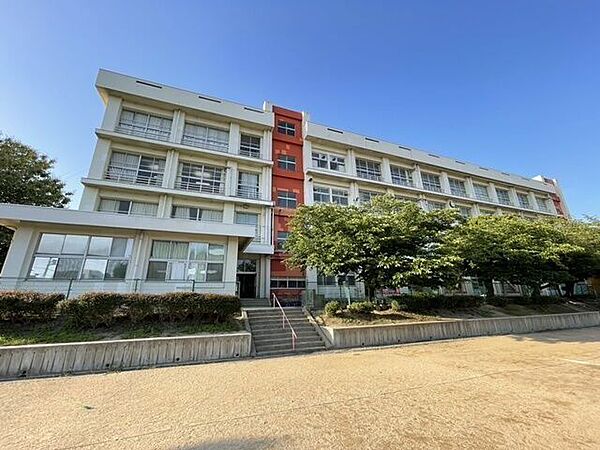 錦が丘小学校 700m