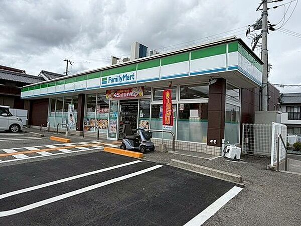 ファミリーマート大久保インター北店 270m