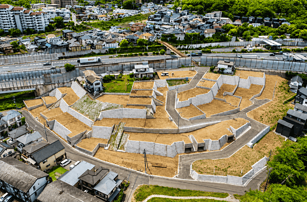 第1期 24区画が販売開始となりました！各区画は日当たりが良好で、広々した土地は家族でのびのびと暮らすのに最適です。 全区画建築条件無しの為、お好きなハウスメーカー&amp;amp;工務店で建築が可能です。