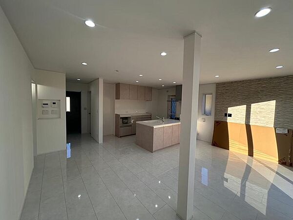 千葉東建設 / 自社施工例　一生に一度あるかないかの大きなお買い物。自分たちの理想の家は作れるのか？家づくりのプロとしてお客様一人一人に寄り添った提案をさせて頂きます。　