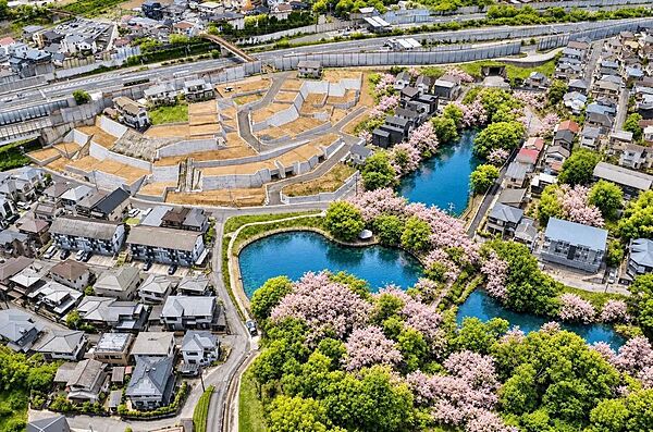 造成済みの美しい街並みが広がるぜん47区画の大型分譲地。第1期25区画販売中。開放感ある高台で、家族の新しい生活が始まります。