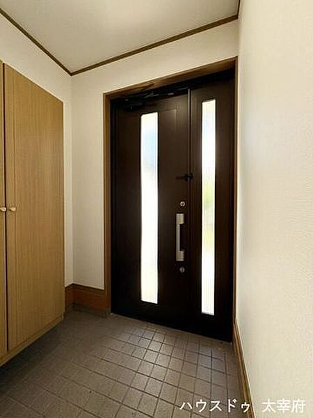 採光が差し込み明るい玄関でご家族やお客さまを華やかにお出迎えしてくれます！