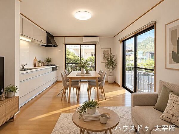 自然光がしっかり入り、日中は照明いらずの心地良さを感じられます。料理をしながら家族や来客の様子を確認でき、会話も弾みやすい間取りです。※AIによる画像加工を行っています。現況を優先いたします。