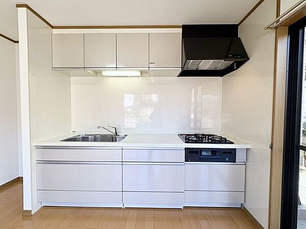 ホワイト調のキッチンは清潔感があり、空間を明るくしてくれるカラーです。上下部ともに収納ができ、調理器具やストック品も充分に収納が可能です。