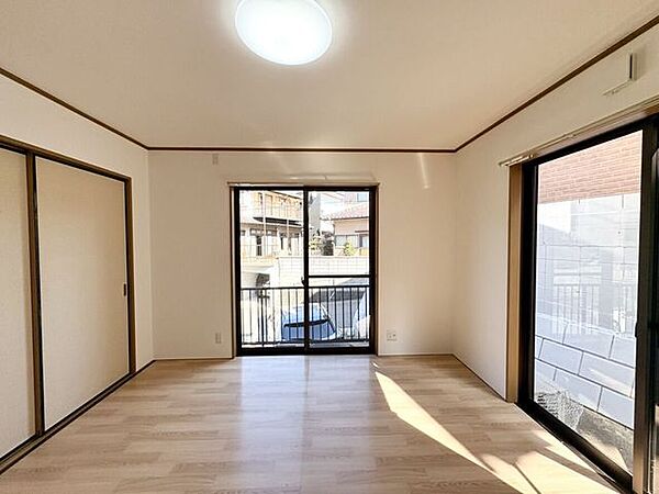 大きな窓が2面あるので、陽当たりは良いです。自然光がしっかり入り心地良さを感じられます。壁紙がホワイトなので、家具やカーテンの色を選ばず、お好みのテイストでレイアウトしやすい洋室です。