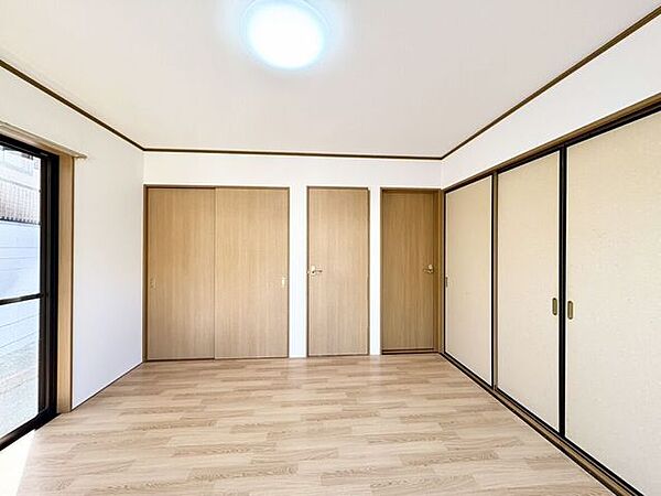 リビングに隣接する8帖の洋室は、襖を開ければ広々とした一体空間になります。収納スペースも確保されているので、用途にを応じて家具配置のレイアウトを楽しめます。