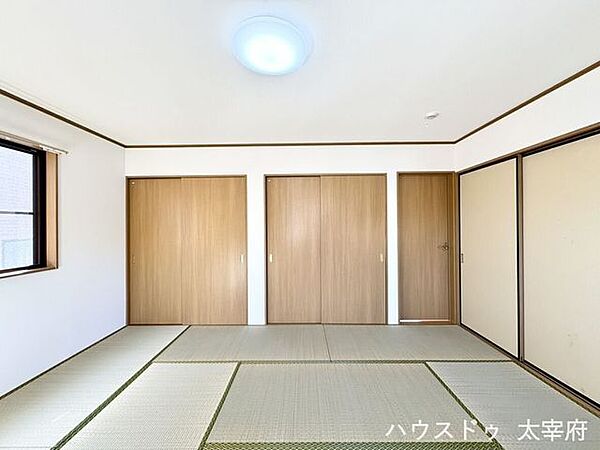 2階の和室は、10帖と8帖が襖で仕切られており、可変性の高い間取りです。開放すれば18帖の広々とした空間としても使用可能です。来客・寝室・家族のだんらんなど、暮らしに合わせて使い分けできます。