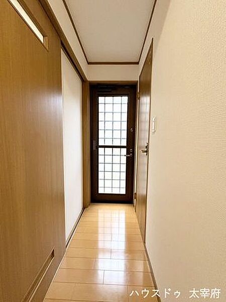 洗面所から出てすぐに勝手口があり、外への動線がスムーズです。帰宅後の手洗いや洗濯動線にも便利で、家事効率がアップする間取りです。