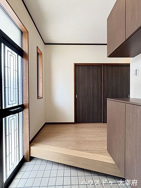 家族分の靴もしっかり収まる、使い勝手の良い収納になっています。出入りしやすく、ベビーカーや荷物の出し入れもスムーズです。
