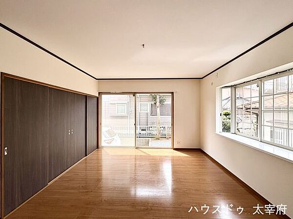 大きい窓から自然光が差し込むリビングです。ゆとりのある空間で家具配置もしやすく、ご家族でゆったり過ごせる空間です。