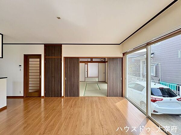 リビング横には落ち着きのある和室付き。来客用やお子様の遊び場など、用途に合わせて便利に使える空間です。ドアを開けておくとさらに開放感を感じられるリビングです。