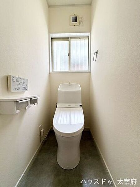 トイレは窓付きなので換気がしやすいですね。明るい空間で清潔感もあります。