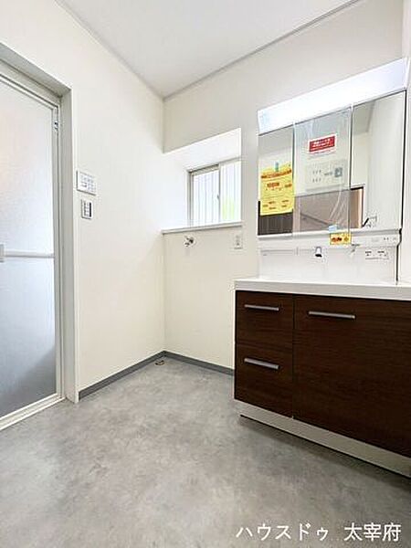 脱衣所にゆとりがあり、着替えや洗濯の動作がスムーズです。洗濯カゴや収納棚を置いても圧迫感がなく、家事動線も整えやすい快適な空間です。