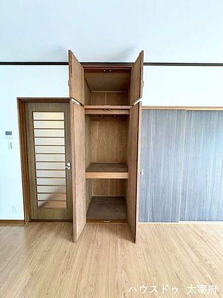 書類や日用品、お子様の学用品などを用途別に整理でき、生活感を抑えたすっきりとした空間を保てます。