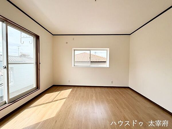 大きな窓からたっぷり光が差し込み、バルコニー直結のお部屋です。日中は照明いらずで、過ごせそうです。