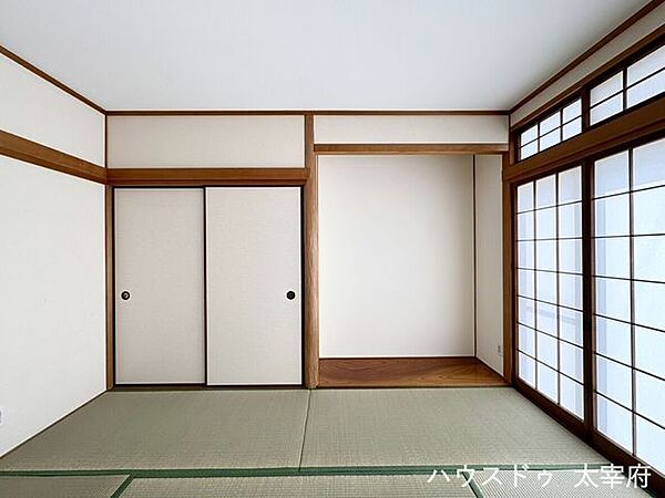 落ち着いた雰囲気の和室。押入付きで布団や季節物もすっきり収納でき、来客用の部屋としても便利です。障子からやわらかな光が差し込む空間です。
