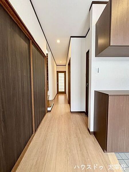 木目調のフローリングの廊下は、空間全体に温かみのある落ち着いた雰囲気が広がります。ご家族をやさしく包み込む温かみを感じられる空間になっています。