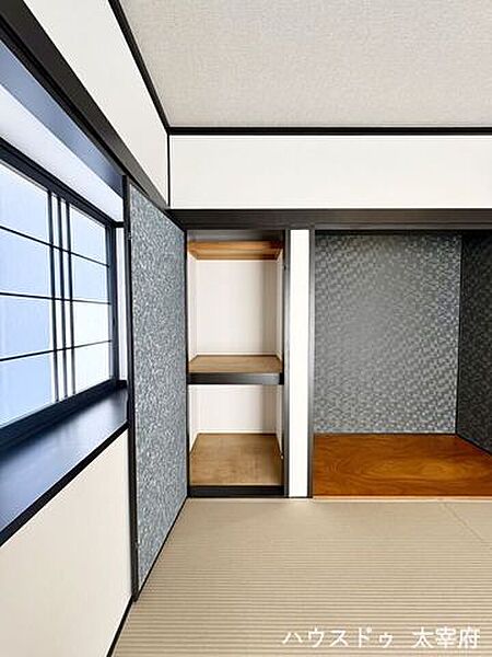 便利な押入収納も完備。和室の落ち着いた雰囲気を保ちつつ、急な来客にも布団や座布団をすぐに出すことができます。棚を追加すれば衣類や日用品の収納にも活用可能◎