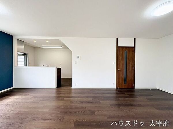 南向きのリビングは陽当たり良好で日中は電気いらずで過ごすことができます。リビングに大きな窓で、開放感があり自然光がたっぷり差し込みます。開放感たっぷりのリビング空間が印象的なリビングです。
