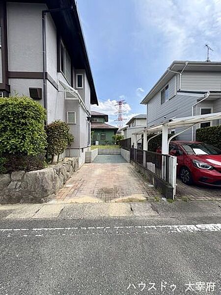 広い駐車スペースなので複数台所有のご家族や、来客用にも便利です。
