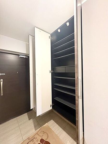 玄関にはシューズボックスを設けました。靴やブーツはもちろんや靴磨き・雨具・洋服のにおい取りスプレー・などもしまっておけます。来客時にきれいな玄関は誰にも嬉しいものです。
