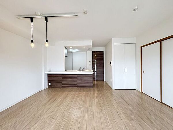 空間にメリハリとデザイン性をプラス。シンプルながらも印象に残る仕上がりで、家具やインテリアが映える、落ち着きのあるリビング空間。