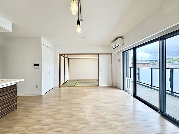リビング、和室、キッチンのどこにいてもご家族とのコミュニケーションがとれる間取りです。和室は5帖の広さで、襖をあけておけばさらに開放感を感じられます。