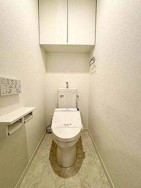 大人も子どもも快適な自動温洗浄便座機能付きで、衛生的かつ、ペーパー節約にもなります。トイレには戸棚を設けており、トイレットペーパーのストックや替えのタオルなどの収納にお使い頂けます。
