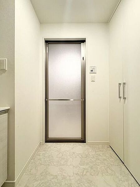 脱衣所にゆとりがあり、着替えや洗濯の動作がスムーズです。洗濯カゴや収納棚を置いても圧迫感がなく、家事動線も整えやすい快適な空間です。