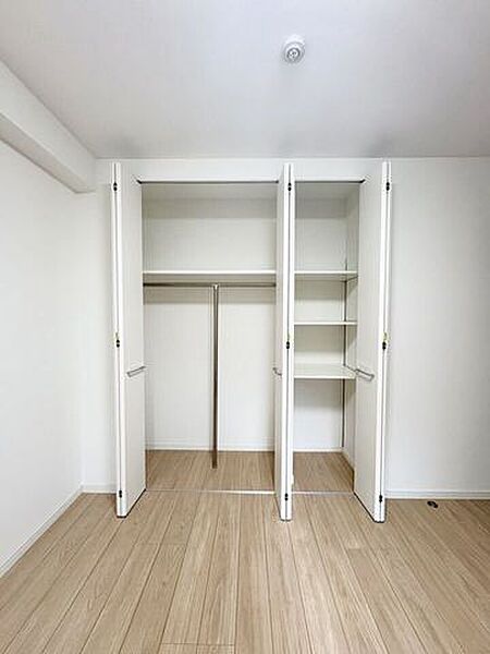 収納力の高いクローゼットなので大切なお洋服も綺麗に収納できます。お洒落を楽しむ方にも納得いただける広さですね。