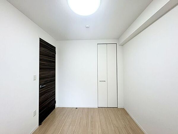 収納力のあるクローゼットを備えた洋室。衣類や小物をすっきり収納でき、居住空間を広く使えます。寝室や子ども部屋、書斎など幅広い用途に対応します。