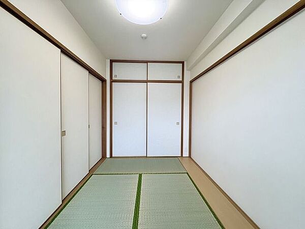 畳のぬくもりを感じる落ち着いた和室。くつろぎ空間や来客用をしても活用できます。押入れ付きで収納力があり、お部屋をすっきり広く使える使い勝手の良い和室です。