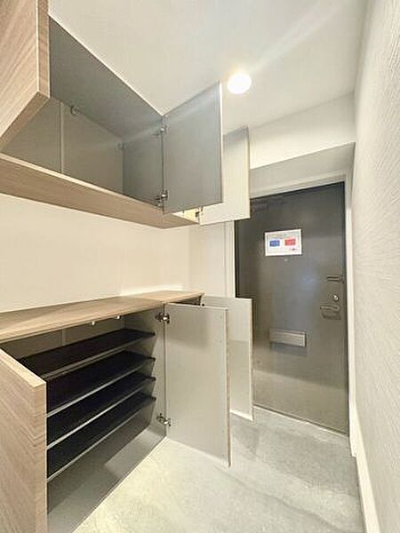 玄関にはシューズボックスを設けました。靴やブーツはもちろんや靴磨き・雨具・洋服のにおい取りスプレー・などもしまっておけます。来客時にきれいな玄関は誰にも嬉しいものです。