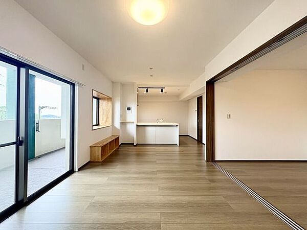 リビング、洋室、キッチンのどこにいてもご家族とのコミュニケーションがとれる間取りです。洋室は6帖の広さで、扉をあけておけばさらに開放感を感じられます。