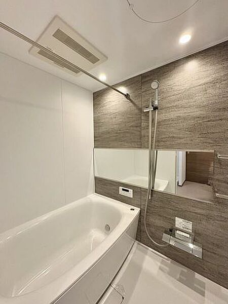 浴室乾燥付きのため、天気の悪い日や花粉の季節も心配ありません。ゆったりとしたユニットバスです。足をのばして入れるので疲れも癒されそうですね。