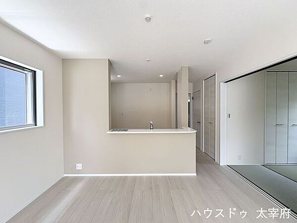 リビングやダイニングの様子を見渡しながら家事ができる、人気のカウンターキッチン仕様です。小さなお子様がいるご家庭でも安心感があります。