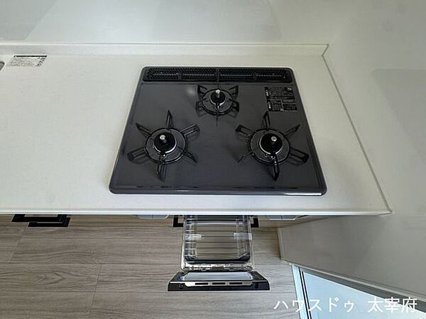 3口ガスコンロで同時調理が可能◎グリルと食器洗いをサポートしてくれる食器洗い乾燥機もつています。