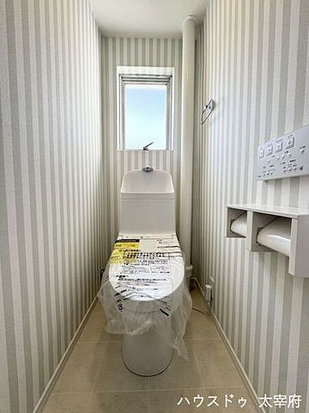 トイレはカラークロスでおしゃれで清潔な空間です。温水洗浄便座で快適＆衛生的。ペーパー節約にも◎。窓付きなので換気もしやすいですね。
