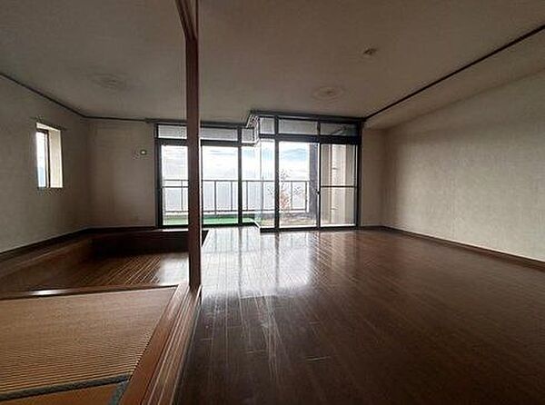 リビングと隣接した和室があるので、お子様の遊び場にするとキッチンで家事をしながら様子が見れるので家事と育児の両立がしやすいですね。