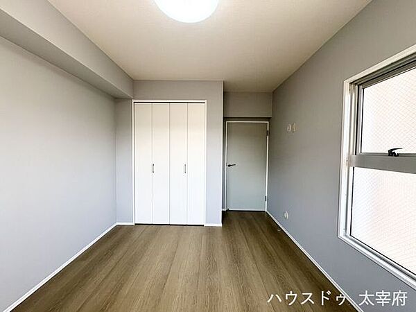 収納力のあるクローゼットを備えた洋室。衣類や小物をすっきり収納でき、居住空間を広く使えます。寝室や子ども部屋、書斎など幅広い用途に対応します。