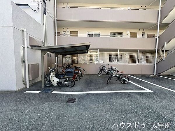 雨の日も安心！敷地内に屋根付き駐輪場があります。