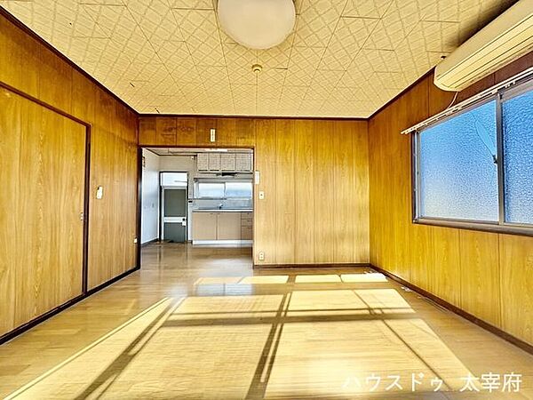 木目調のフローリングで、温かみのあるリビング。採光が入り、心地良い光が差し込みます。