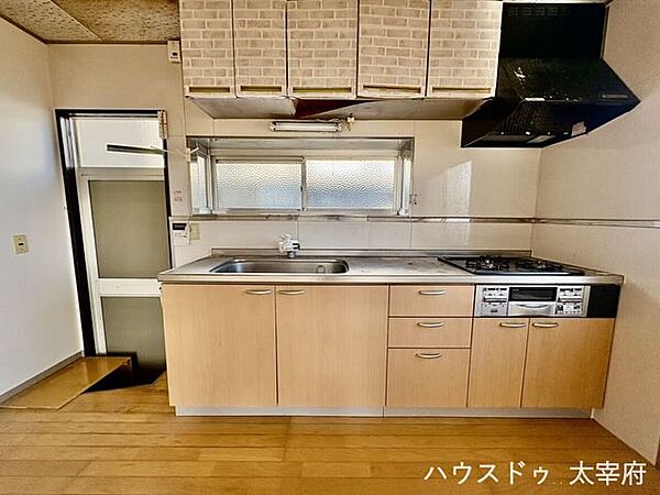 作業スペースにもゆとりがあり、複数人での調理やご家族と並んでの作業も快適です。冷蔵庫や収納棚の設置もしやすく使い勝手とデザイン性を兼ね備えたキッチン空間です。