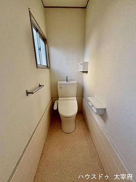 トイレには戸棚を設けており、トイレットペーパーのストックや替えのタオルなどの収納にお使い頂けます。