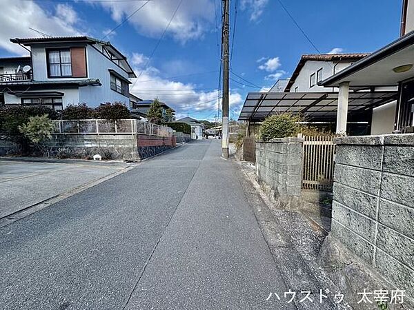 閑静な住宅街に位置する見晴らしが良い立地です。