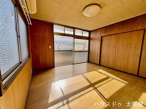 衣類や小物をすっきり収納でき、居住空間を広く使えます。寝室や子ども部屋、書斎など幅広い用途に対応します。